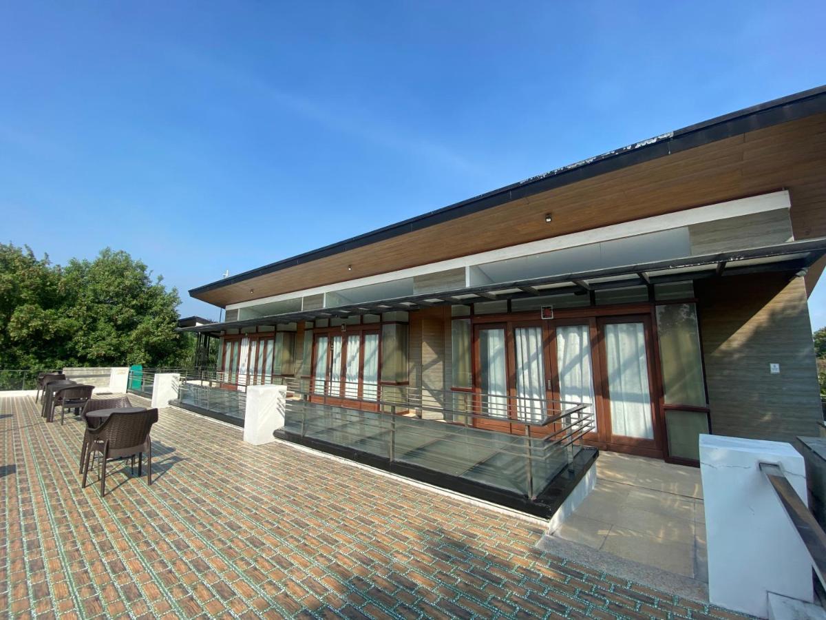 Floating Sanctuary Resort Powered By Cocotel Bulacan Ngoại thất bức ảnh